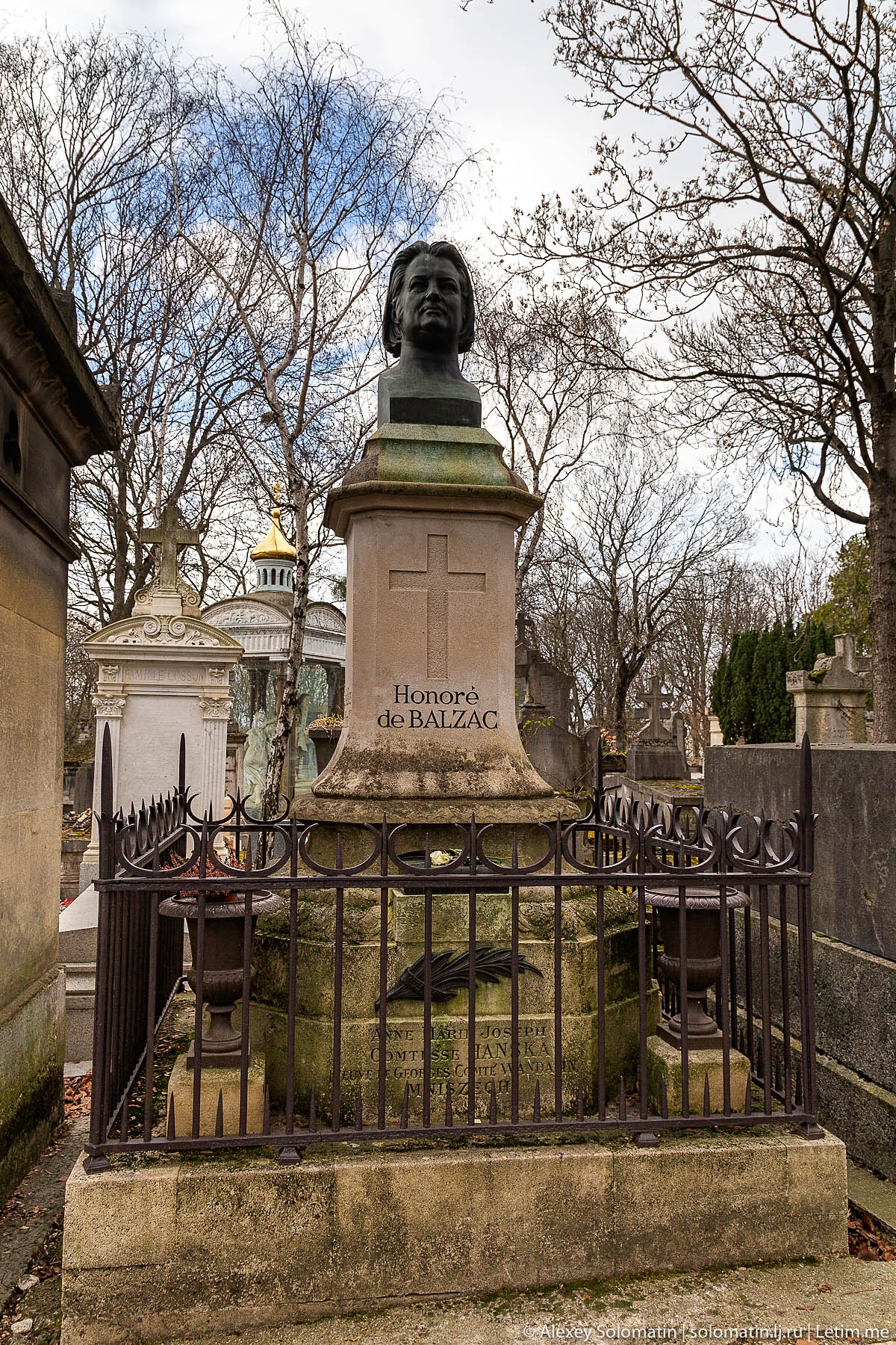 Похоронен во франции. Оноре де Бальзак могила. Кладбище пер-Лашез Оноре де Бальзак. Кладбище в Париже пер Лашез знаменитости. Кладбище в Париже пер Лашез.